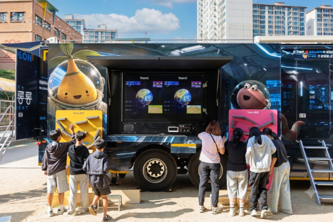 코오롱그룹의 비영리 재단법 ‘꽃과어린왕자’가 이동형 교육 프로그램 ‘찾아가는 에코 롱롱 to the NEXT’를 위해 도입한 수소트럭에서 29일 부천 일신초등학교 학생들을 대상으로 수소 에너지의 원리를 알아보기 위한 체험을 진행하고 있다, 사진= 코오롱그룹