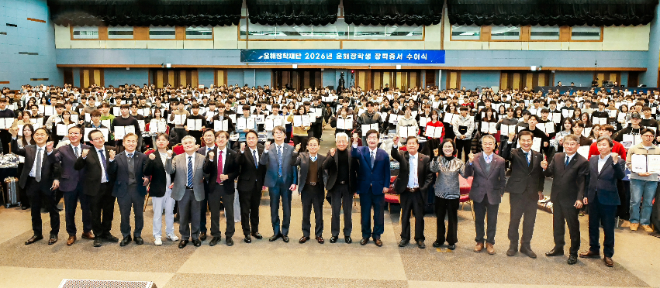 최평규 SNT 회장(앞줄 오른쪽에서 일곱 번째) 등 참석자들이 2026년 운해장학재단 장학증서 수여식에서 기념촬영을 하고 있다. 사진= SNT홀딩스