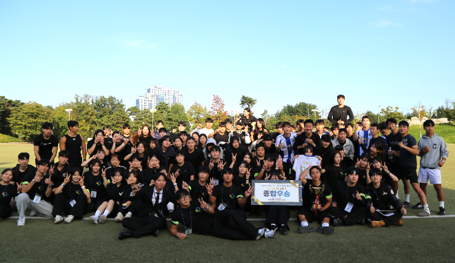 종합우승을 차지한 가톨릭관동대 재학생들이 야외 운동장에 모여 우승 피켓과 트로피를 중심으로 단체 기념 사진을 촬영하고 있다. (사진제공=가톨릭관동대)