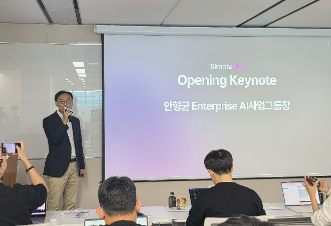 안형균 LG유플러스 엔터프라이즈 AI사업그룹장이 30일 서울 금천구 LG가산디지털센터에서 열린 기자간담회에서 AICC에 대해 설명하고 있다. 사진=김유승 기