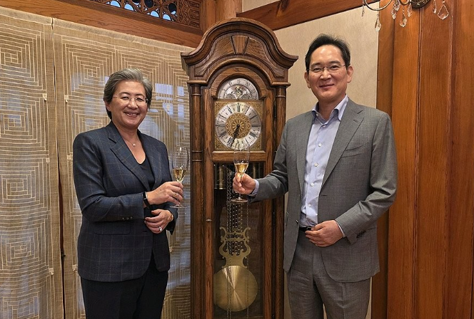 이재용 삼성전자 회장(오른쪽)이 지난 3월 18일 리사 수 AMD 최고경영자(CEO)와 서울 용산구 이태원동에 위치한 삼성그룹 영빈관 승지원에서 만나 기념사진을 촬영하고 있다. 연합뉴스