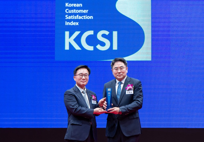 30일 서울 중구 서울신라호텔에서 진행된 '2026 한국산업의 고객만족도(KCSI)' 인증패 수여식에서 삼성전자 조명호 부사장(오른쪽)과 한국능률협회컨설팅 한수희 대표(왼쪽)가 기념 촬영을 하고 있다./삼성전자