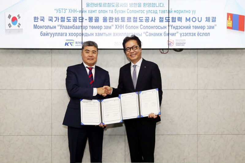 30일 국가철도공단 수도권본부에서 열린 공단-몽골 울란바토르 철도공사 양해각서(MOU) 체결식 행사 후 정진혁 국가철도공단 정진혁 이사장(오른쪽)과 몽골 울란바토르 철도공사 헤를랭 히식자르갈(KHERLEN Khishigjargal) 사장이 기념사진을 촬영하고 있다./국가철도공단