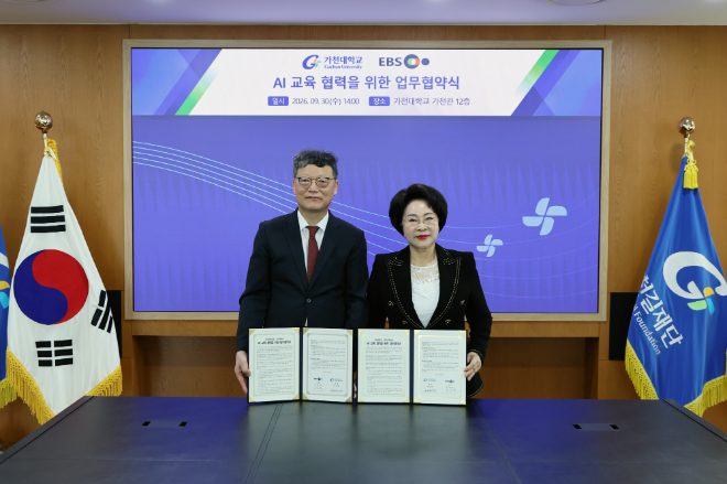 가천대학교가 EBS와 30일 대학 가천관에서 AI 교육 콘텐츠 개발과 AI 인재 양성을 위한 업무협약을 체결하고 기념촬영을 하고 있다. 가천대 이길여 총장(사진 우측), EBS 김유열 사장. (사진제공=가천대)