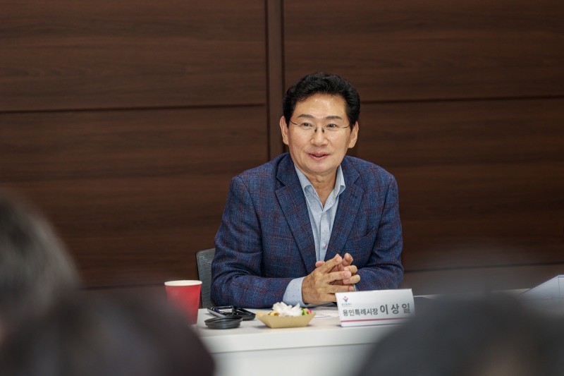 30일 시청 접견실에서 이상일 용인특례시장이 발언하고 있다. /용인시