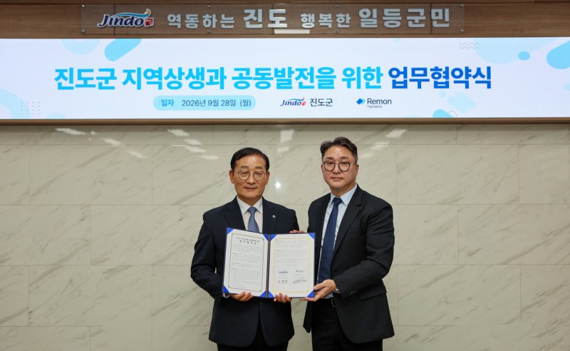 사진=(왼쪽)이재각 진도군수(좌측)와 이동언 전무(오른쪽)