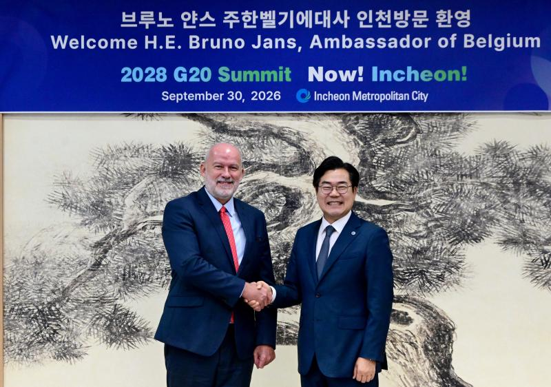 박찬대 인천시장이 30일 송도 G타워에서 브루노 얀스 주한 벨기에 대사와 협력방안을 논의 한 뒤 기념촬영을 하고 있다./인천시