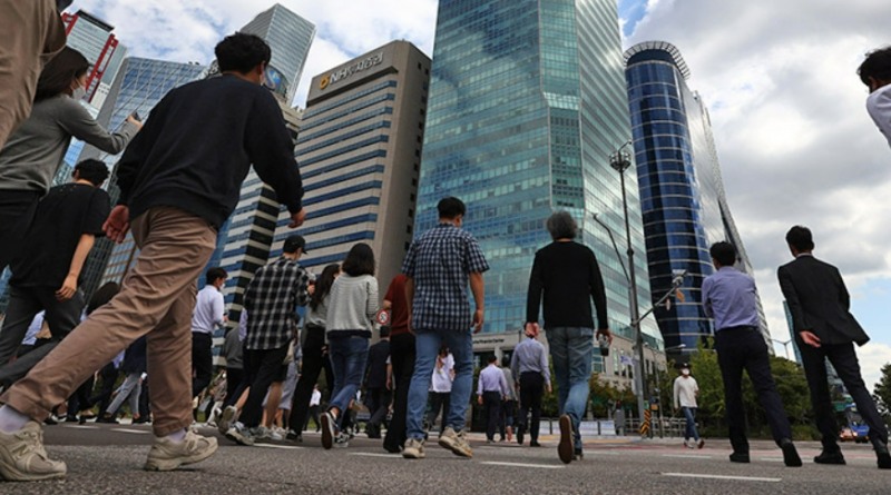 서울 여의도에 직장인들이 회사로 출근하고 있다. / 이미지 = 연합뉴스