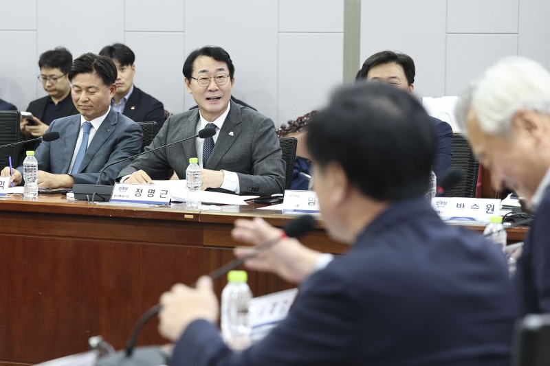 정명근 화성시장이 30일 더불어민주당 경기도 기초자치단체장 예산정책간담회에서 화성특례시 주요 현안 사업에 대한 국비 지원 필요성을 설명했다. /화성시