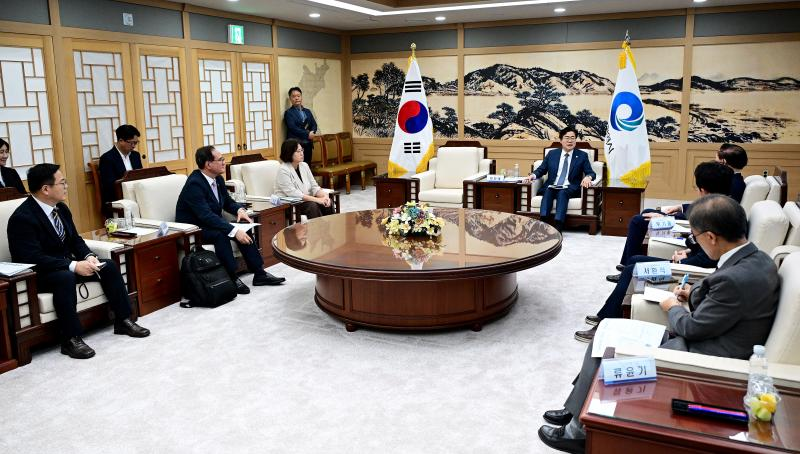 박찬대 인천시장이 30일 송도 G타워에서 열린 '대한항공 항공정비(MRO) 클러스터 조성 및 상생 투자·입주 협약식'에서 인사말을 하고 있다./인천시