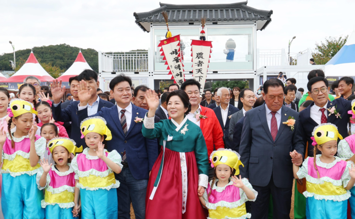 김보라 안성시장이 지난해 10월 9일 열린 남사당 바우덕이 축체 개막식을 알리고 있다. /안성시