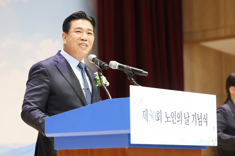 이계철 화성시의회 의장이 30일 제30회 노인의 날 기념식에서 축사를 하고있다. /화성시의회