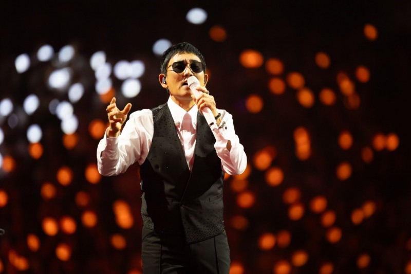 ‘데뷔 40주년’ 이승철, 대학 캠퍼스 밤 ‘떼창’으로 수놓는다
