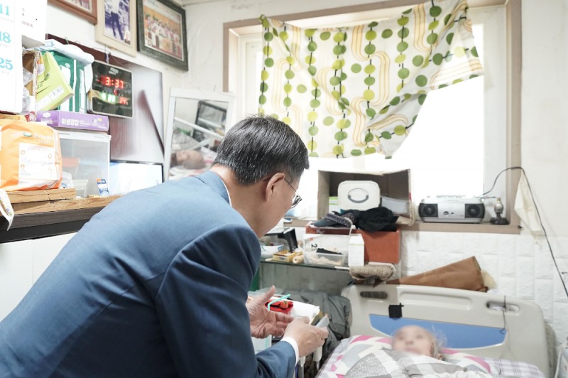 신상진 성남시장이 어르신 자택을 방문해 건강 상태 살핌