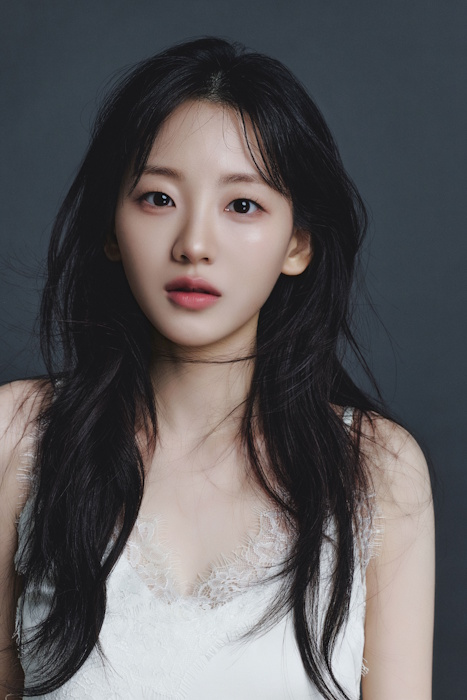 조이현, 새 프로필 공개…다채로운 매력 발산