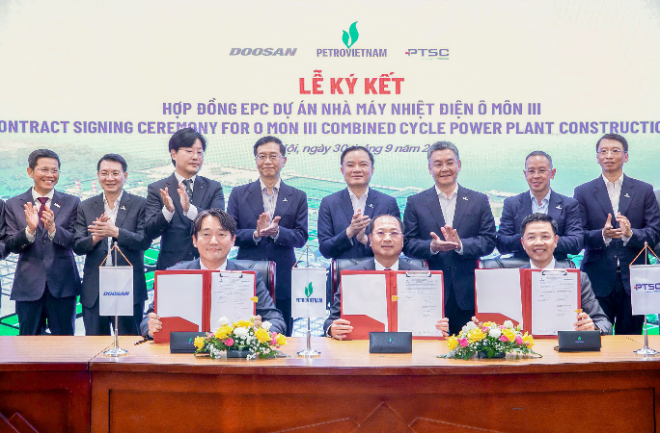 (앞줄 왼쪽부터) 박성준 두산에너빌리티 EPC 영업 담당, 응웬 만 뜨엉Nguyen Manh Tuong) PVPMB(PVN 산하조직. 오몬3, 4 프로젝트 담당) 대표, 팜 반 흥(Pham Van Hung) PTSC 부사장이 9월 30일(현지시각) 베트남 하노이에서 열린 오몬3 가스복합발전소 건설공사 계약식에서 레 응옥 손(Le Ngoc Son) 베트남 국가산업에너지그룹(PVN) 회장(뒷줄 왼쪽 5번째), 레 만 끄엉(Le Manh Cuong) 사장(뒷줄 오른쪽 3번째), 이성열 두산에너빌리티 Plant EPC 영업총괄(뒷줄 왼쪽 세번째) 등 프로젝트 관계사 주요 경영진과 함께 계약서를 들고 기념촬영을 하고 있다. 사진= 두산에너빌리티