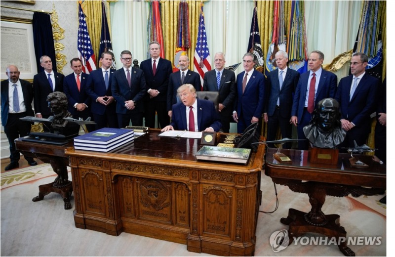 트럼프 대통령이 30일(현지시간) 알래스카 LNG 프로젝트가 결정된 것으로 발표했으나 미국 정부 공식 문서엔 '조건부'로 명시돼 있어 큰 차이가 나고 있다. 사진=UPI, 연합뉴스