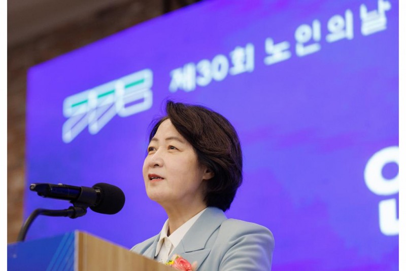 1일 오전 수원 노블레스웨딩컨벤션에서 열린 제30회 노인의 날 기념식에서 추미애 경기도지사가 축사를 하고 있다./경기도