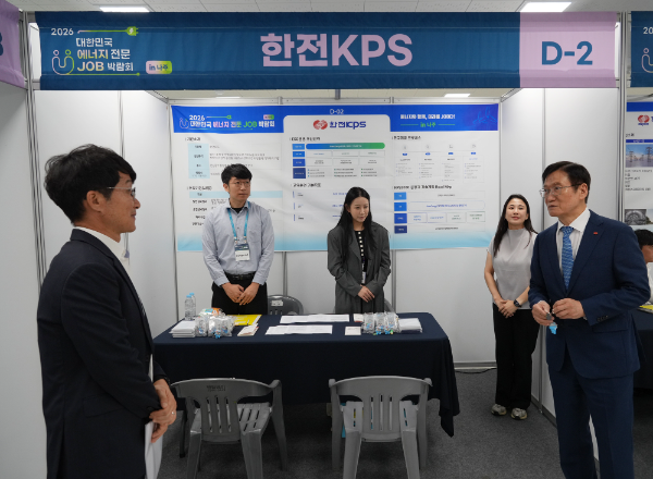 한전KPS 김홍연 사장(맨 오른쪽)이 10월 1일 나주시 빛가람복합문화체육센터에서 열린 ‘2026 에너지 전문 JOB 박람회’ 한전KPS 현장부스를 찾아 직원들에게 적극적인 구직활동 지원을 당부하고 있다.