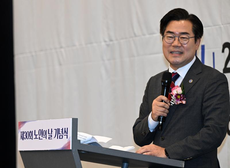 박찬대 인천시장이 1일 하버파크호텔에서 열린 '제30회 노인의날 기념식'에서 축사를 하고 있다. /인천시