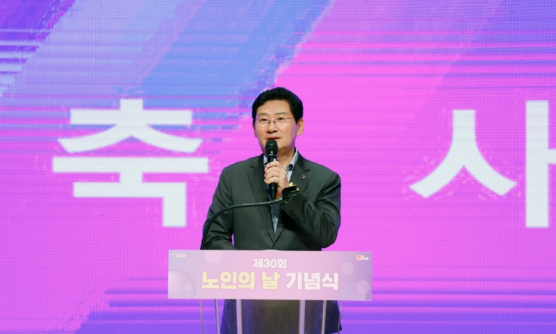 이상일 용인특례시장이 1일 시청 에이스홀에서 열린 '제30회 노인의 날 기념행사'에서 축사를 하고 있다./용인시