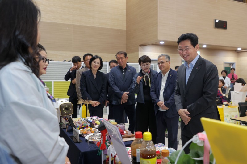 이상일 용인특례시장이 1일 생활개선용인시연합회 성과나눔 한마음대회에 참석해 행사 현장을 둘러보고 있다. /용인시