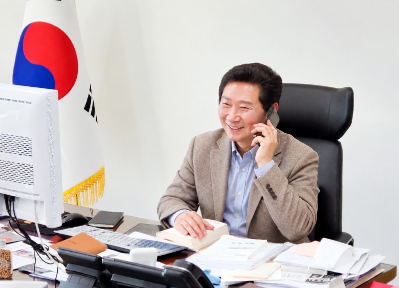 이상일 용인특례시장의 전화통화 모습. /용인시