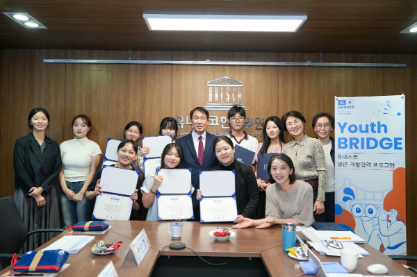 지난 9월 3일 서울 명동 유네스코회관에서 열린 유네스코 청년 개발협력 프로그램인 "유스 브릿지" 수료식에서 참가자들과 기념촬영하는 홍현익 사무총장(가운데) 사진제공=유네스코한국위원회