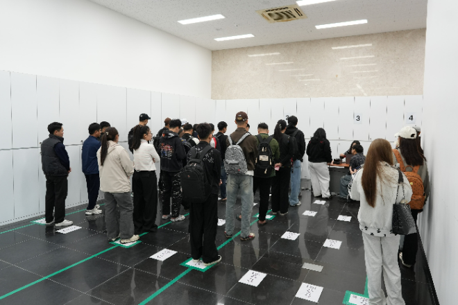 지난 1일, 성결대학교 외국인 유학생들이 지문 등록을 위해 질서있게 대기하고 있다. (사진제공=성결대)