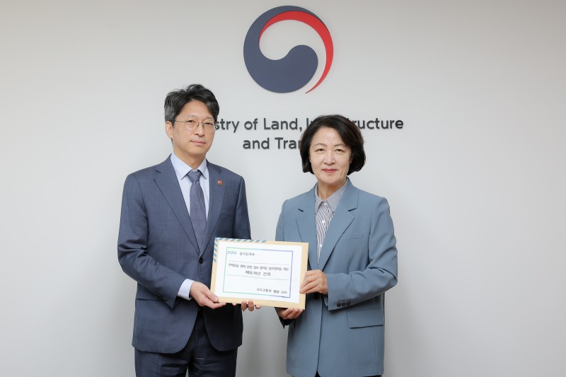 추미애 경기도지사(우)가 2일 홍지선 국토교통부 장관(좌)과 함께 하고있다./경기도