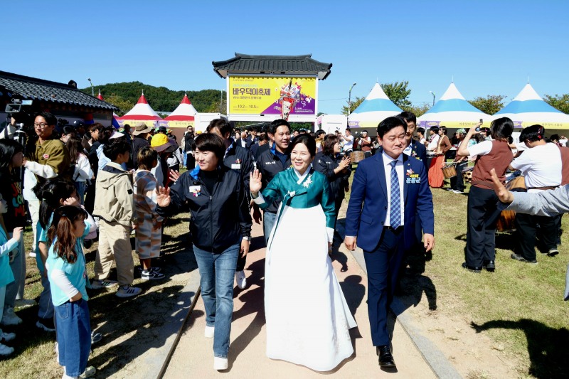 김볼라 안성시장의 행사장 진입 모습. /안성시
