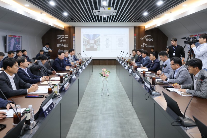 이상일 용인특례시장이 2일 처인구 원삼면 SK하이닉스 용인 반도체클러스터 홍보관에서 이남오 군수 등 전남 함평군 대표단과 반도체 산업에 대해 논의하고 있다. /용인시