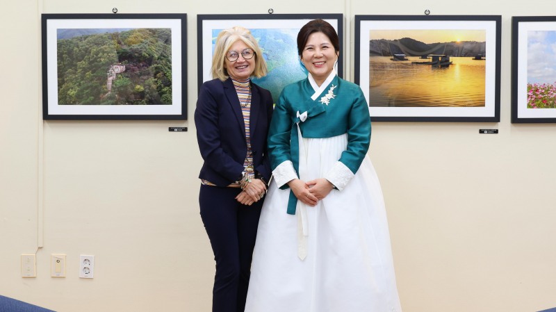김보라 안성시장이 주한 이탈리아 대사 에밀리아 가토와 함께 하고있다. /안성시