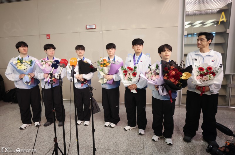 아이치-나고야 아시안게임에 출전한 한국 LoL 선수단.