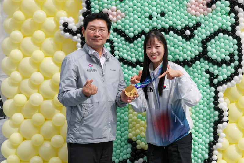 이상일 용인특례시장이 3일 용인특례시 미르스타디움에서 열린 '2026 대한민국 조아용 페스티벌'에서 정하은 선수와 기념촬영을 하고 있다. /용인시
