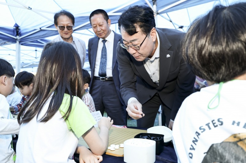 정명근 화성특례시장이 지난 3일 2026 정조대왕 효 전국 바둑축제에서 참가 어린이와 함께 바둑 대국을 펼치며 축제를 즐기고 있다. /화성시