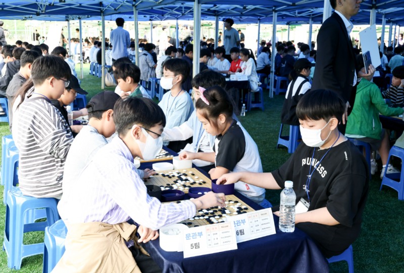 지난 3일 동탄여울공원 축구장에서 열린 2026 정조대왕 효 전국 바둑축제에서 참가자들이 바둑 대국을 펼치고 있다./화성시