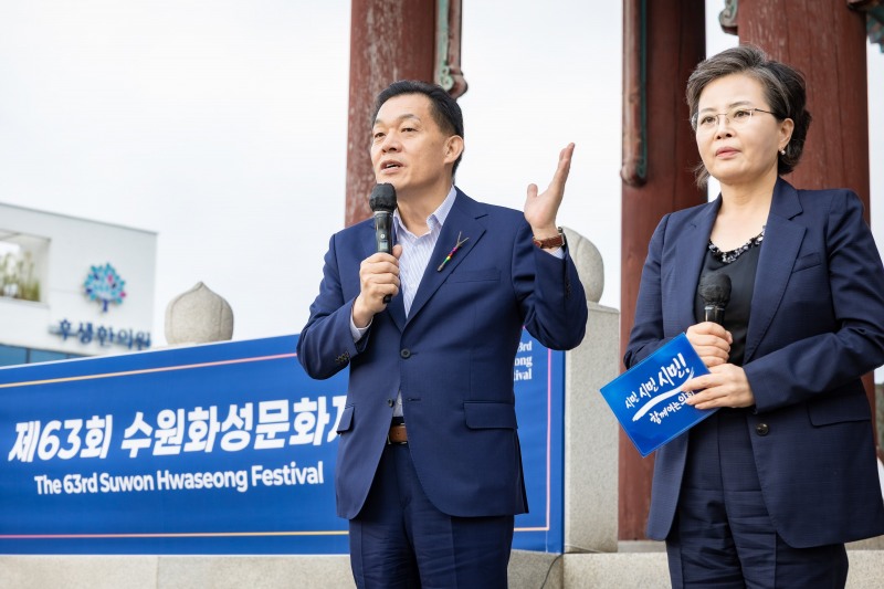 이재준 수원시장이 인사말을 하고 있다. 오른쪽은 김미경 수원시의회 의장. /수원시