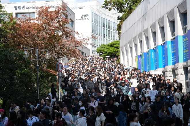 10월 4일 오전, 2027학년도 성신여자대학교 인문계 논술고사를 마친 수험생들이 돈암 수정캠퍼스 고사장을 나와 귀가하고 있다. (사진제공=성신여대)