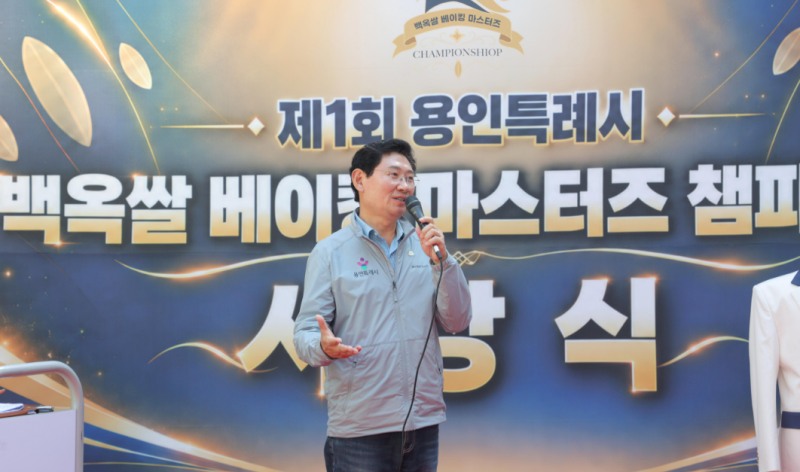 4일 상상의 숲에서 이상일 시장이 조아용푸드 페스타 개최를 축하하고 있다. /용인시