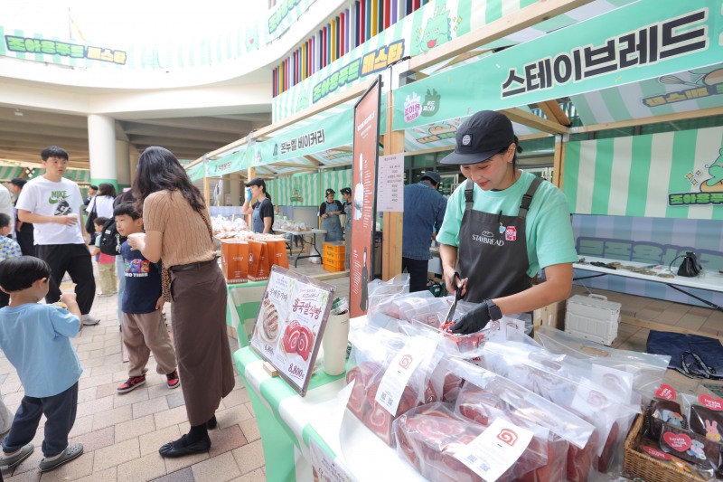 4일 상상의 숲에서 시민들이 백옥쌀 베이킹 마스터즈 챔피언십 입상자들의 부스를 돌아보고 있다. /용인시