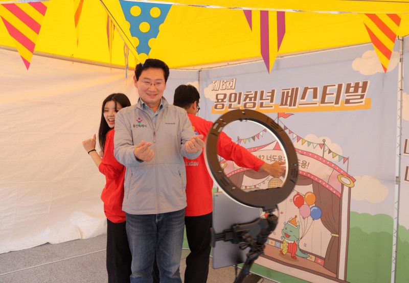 이상일 용인특례시장이 청년페스티벌 부스를 찾아 체험 하고 있다. /용인시