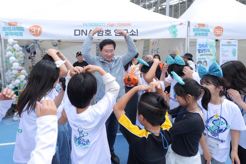 이상일 용인특례시장이 축제에 참여한 학생들과 인사나누고 있다. /용인시