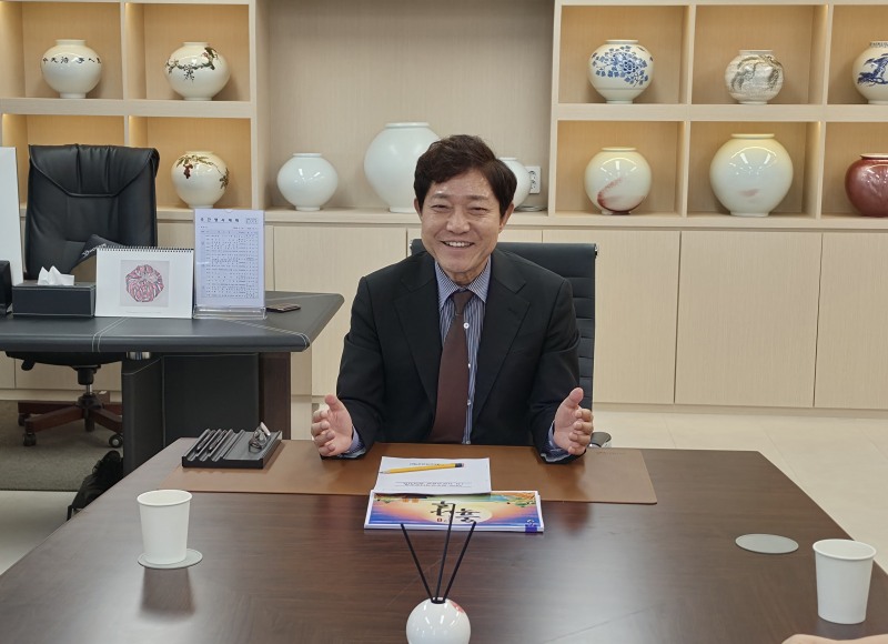 이순열 여주세종문화관광재단 이사장은 "고향 여주를 하나의 거대한 무대로 바라보고 있다"며 "남한강은 스크린이 되고 세종과 나루의 역사는 시나리오가 되며 여주의 골목과 음식은 장면을 채우고 그곳을 살아가는 시민과 관광객은 이야기를 완성하는 주인공이 된다고 말했다. /송인호 기자