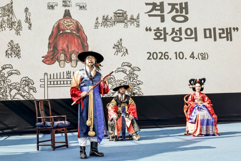 정명근 화성특례시장이 4일 2026 정조효문화제에서 백성의 억울함을 왕에게 직접 호소하던 ‘격쟁’ 퍼포먼스를 선보이고 있다. /화성시