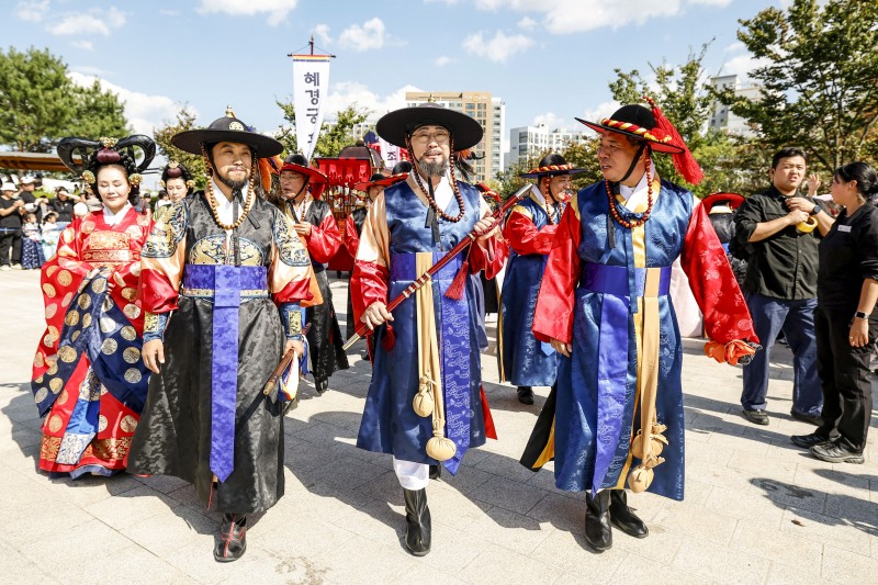 4일 화성특례시에서 열린 2026 정조대왕능행차에서 정명근 화성특례시장(가운데)이 전통 복장을 한 시민 행렬단과 함께 행진하고 있다. /화성시