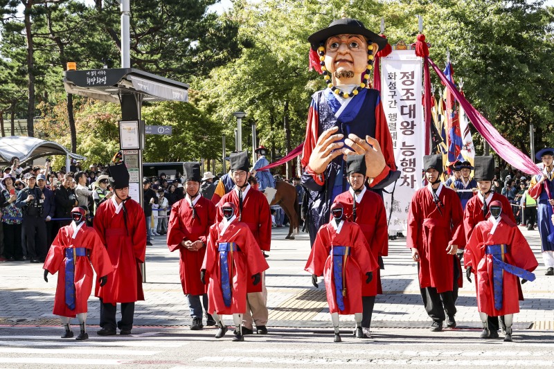 4일 2026 정조대왕능행차에서 로봇행렬을 선두로 시민 행렬단이 정조효공원을 향해 행진하고 있다. /화성시