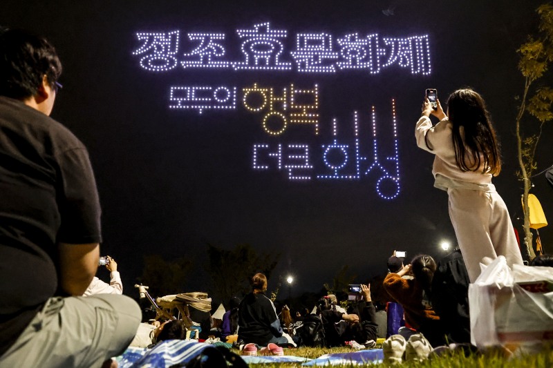 지난 3일 2026 정조효문화제에서 관람객들이 밤하늘을 수놓은 드론 라이트쇼를 관람하고 있다. /화성시