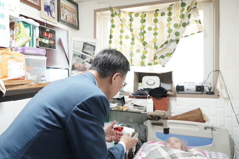 ‘내집 생애말기 케어 사업’ 추진을 본격화한 가운데 신상진 성남시장이 대상 어르신 자택을 방문해 건강 상태를 살피고 격려했다./성남시