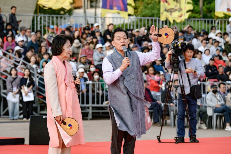 이재준 수원시장이 행궁광장에서 관람객들에게 인사하고 있다. 왼쪽은 추미애 경기도지사./수원시